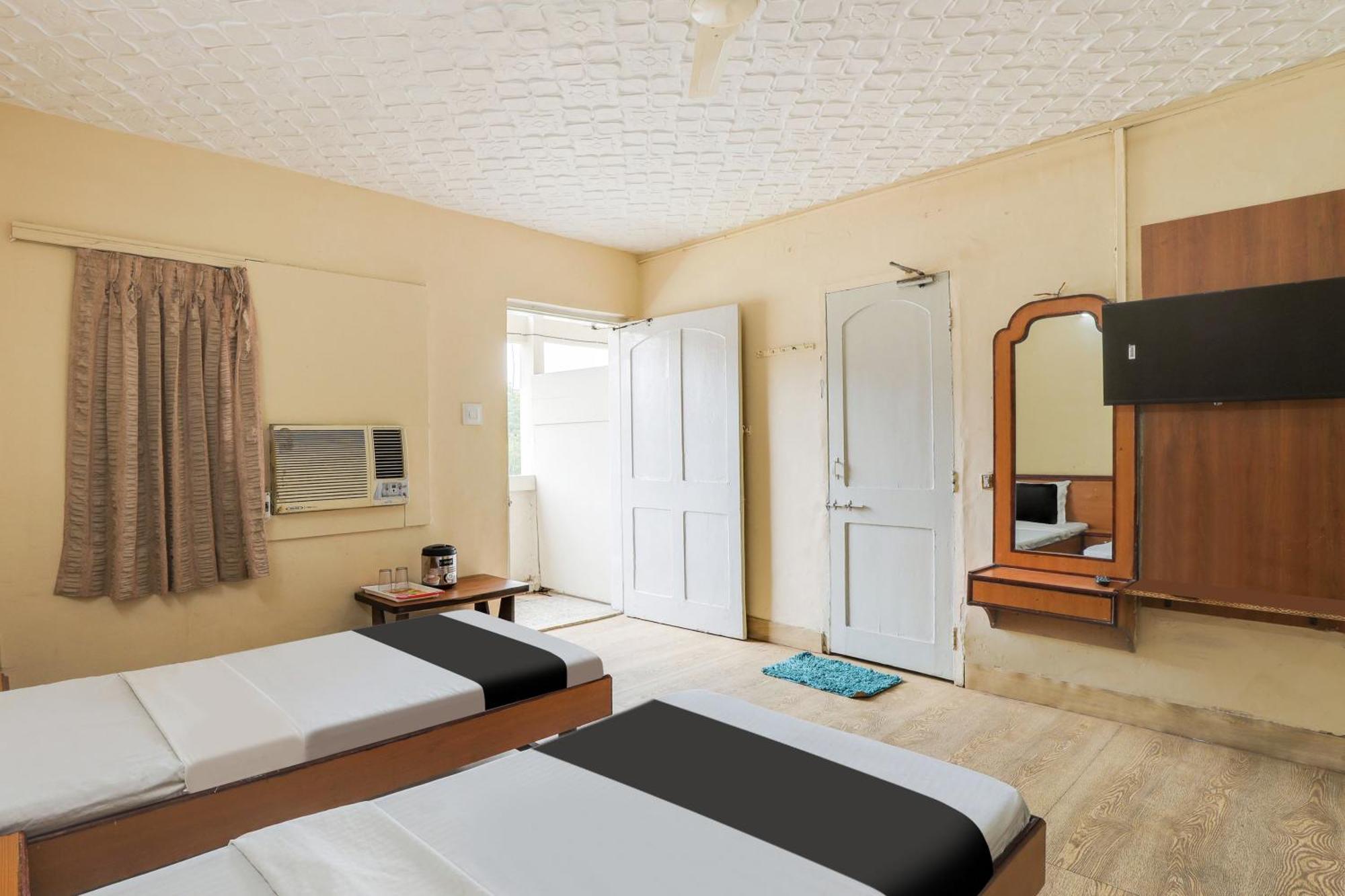 Hotel O Ellis Ahmedabad Esterno foto