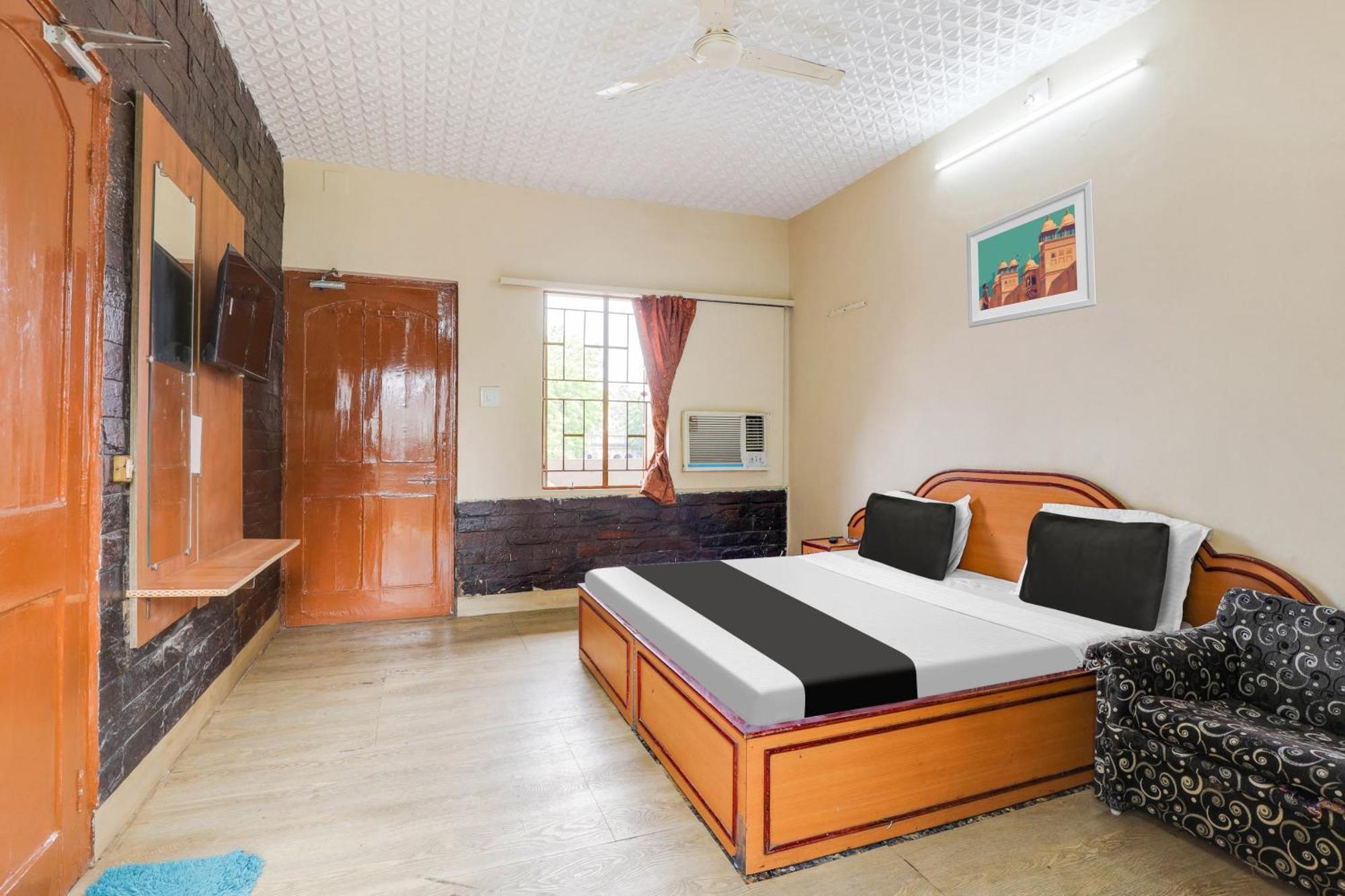 Hotel O Ellis Ahmedabad Esterno foto