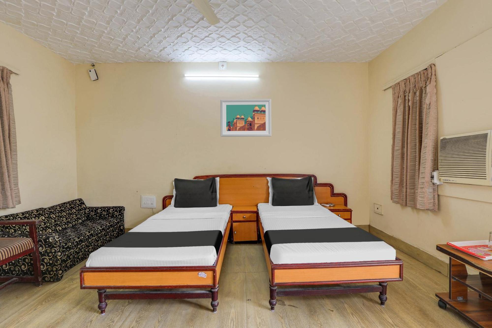 Hotel O Ellis Ahmedabad Esterno foto