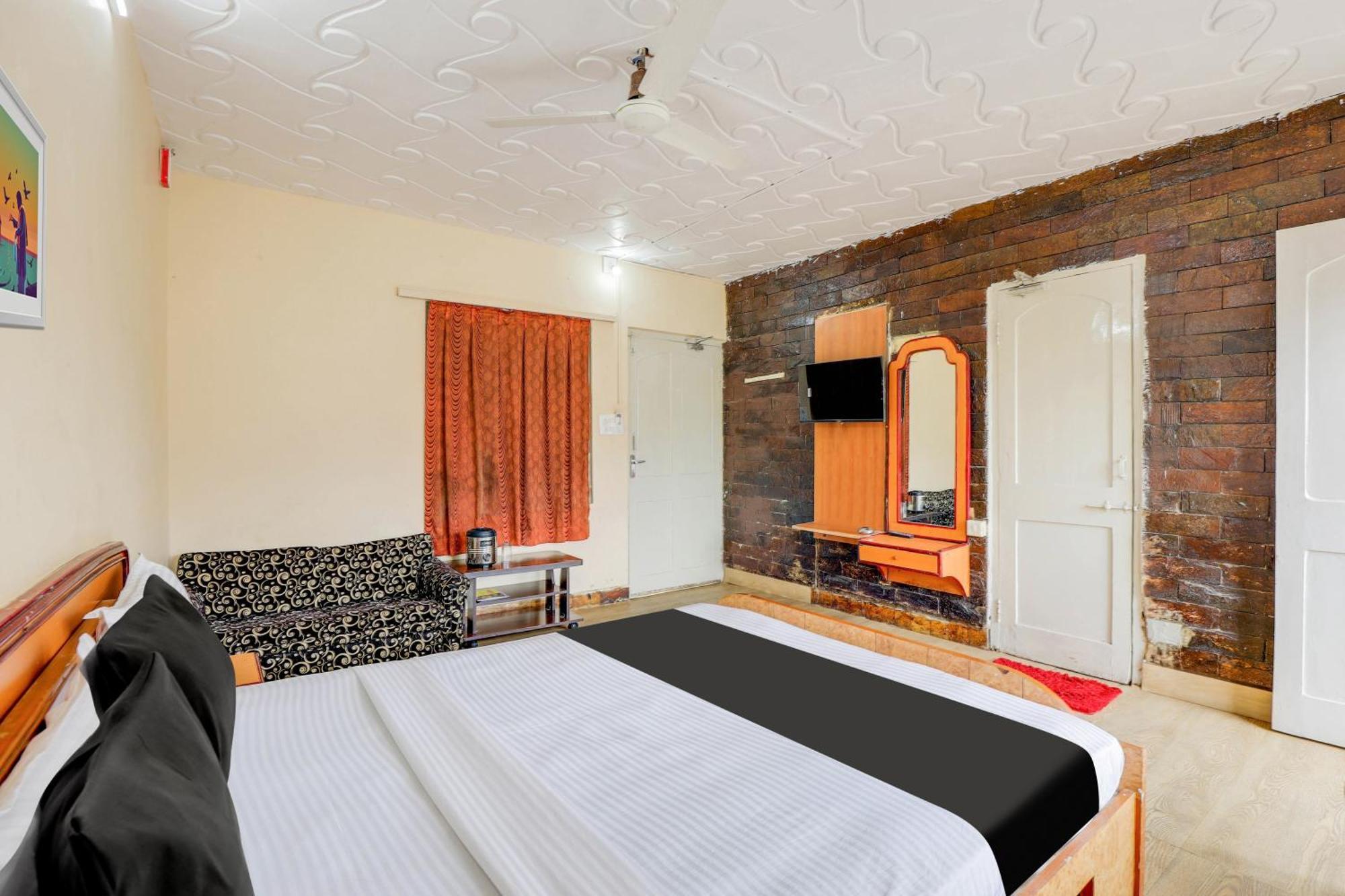 Hotel O Ellis Ahmedabad Esterno foto