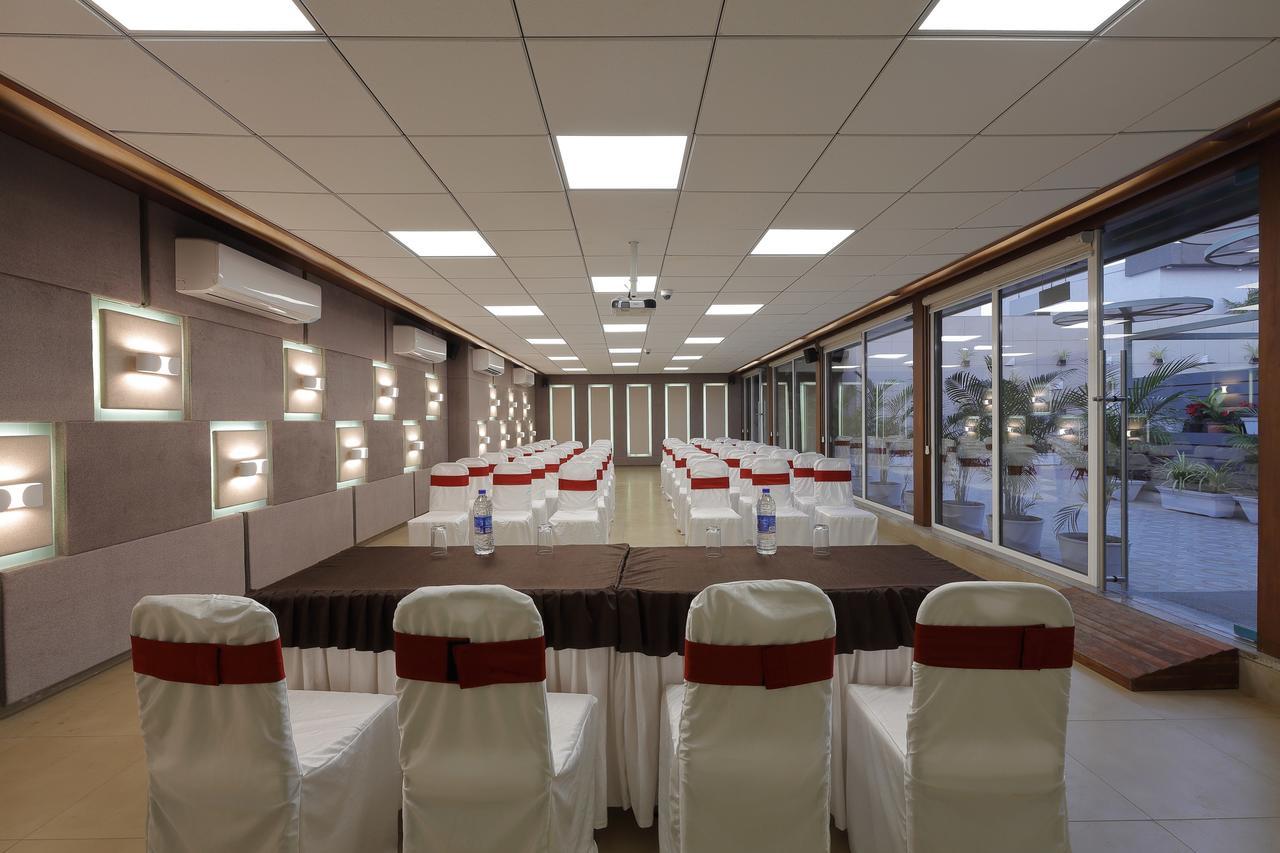 Hotel O Ellis Ahmedabad Esterno foto