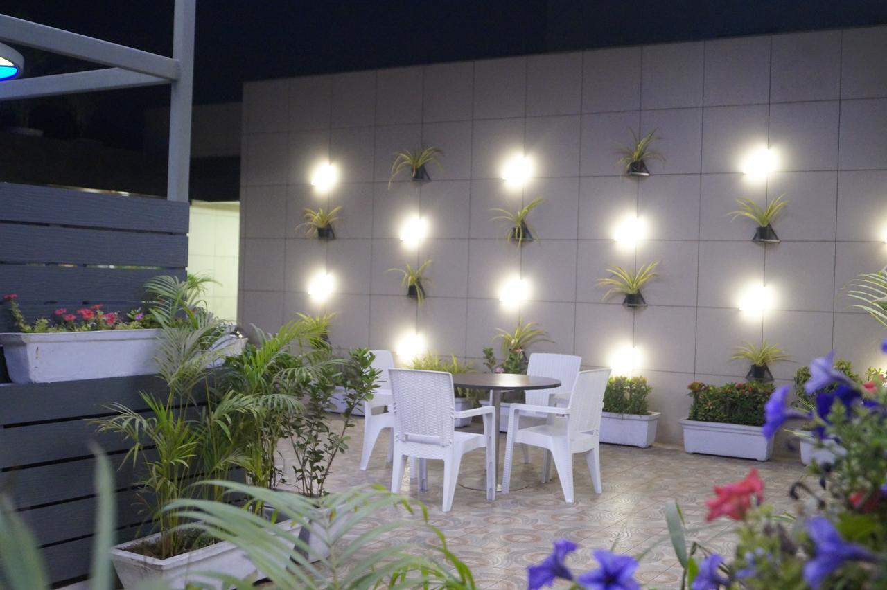 Hotel O Ellis Ahmedabad Esterno foto